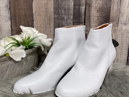 Boots Ankle Heels By Cmb In White, Size: 7 For Sale